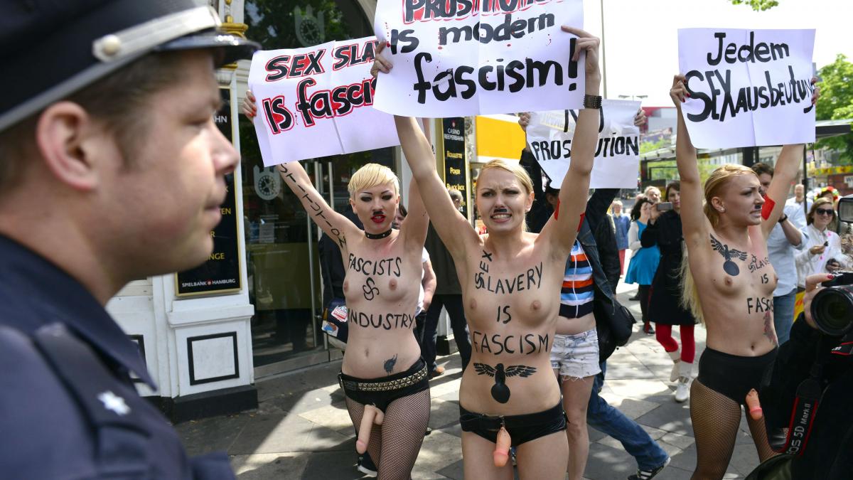 miscarea femen loveste din nou protest topless impotriva euro 2012 eveniment care favorizeaza