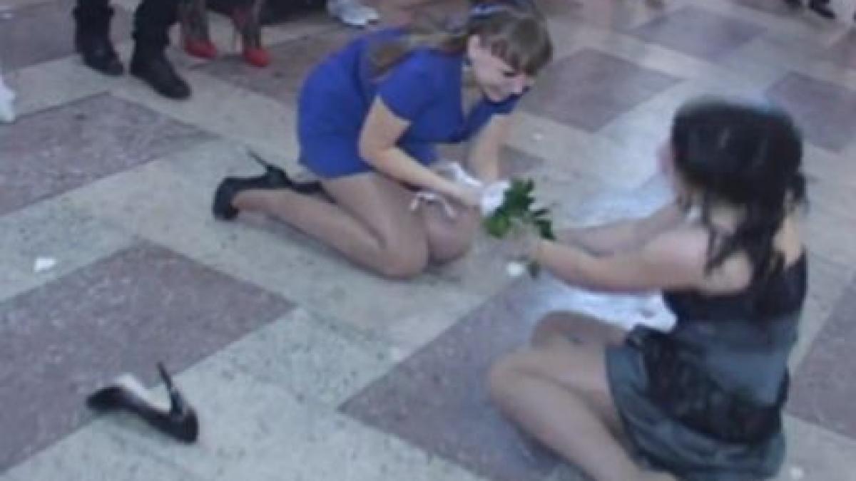 domnisoarele de onoare s au dezbracat de onoare disperate dupa maritis tinerele s au batut pe