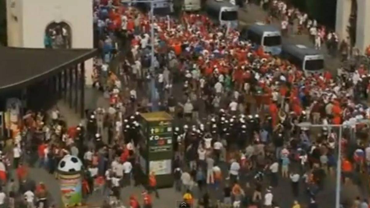 euro 2012 violentele dintre huliganii polonezi si cei rusi au continuat pe strazile din varsovia