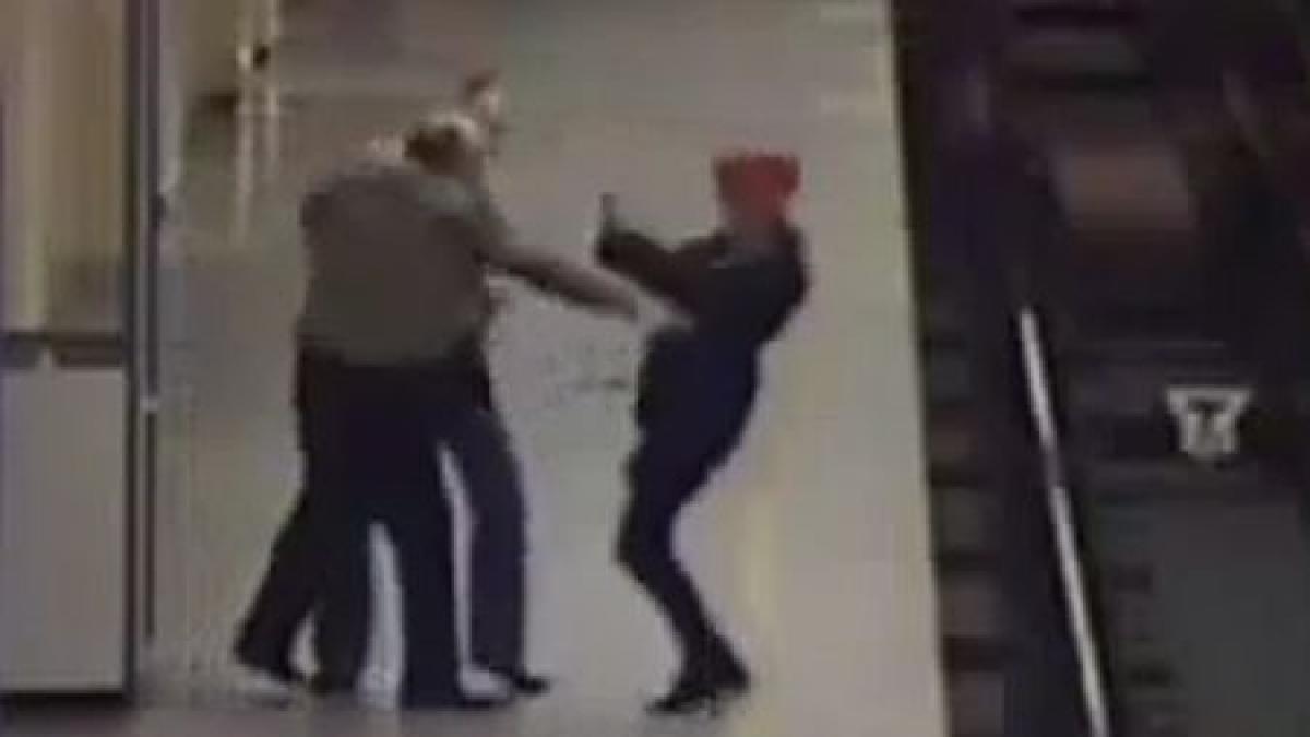 imagini de groaza la metrou o femeie a fost impinsa pe sine