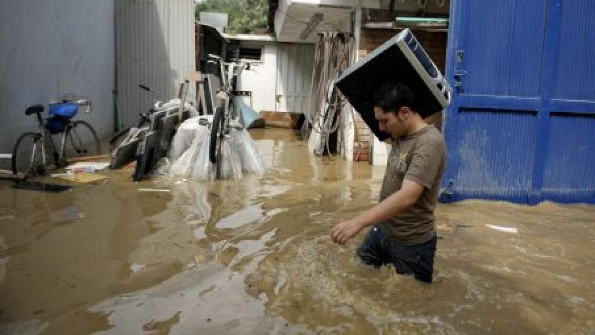 inundatii in columbia peste 150 de familii au ramas fara case dupa ce un rau a iesit din matca