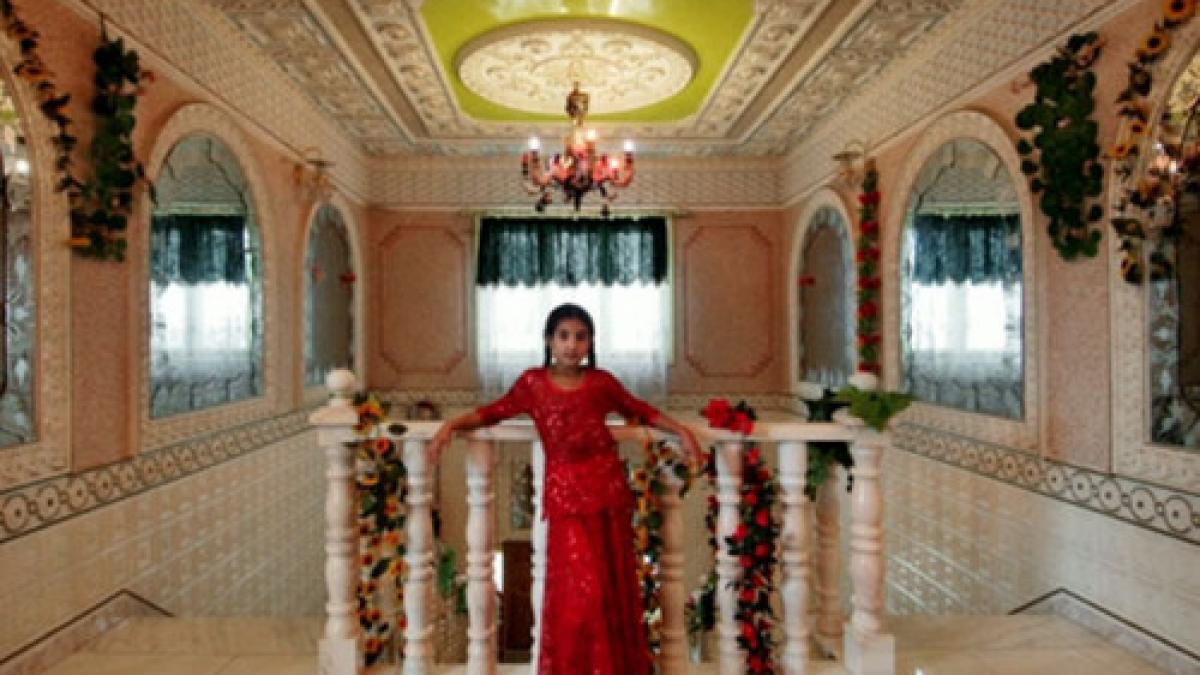 presa britanica despre palatele romilor din romania locuinte colorate si supradimensionate decorate