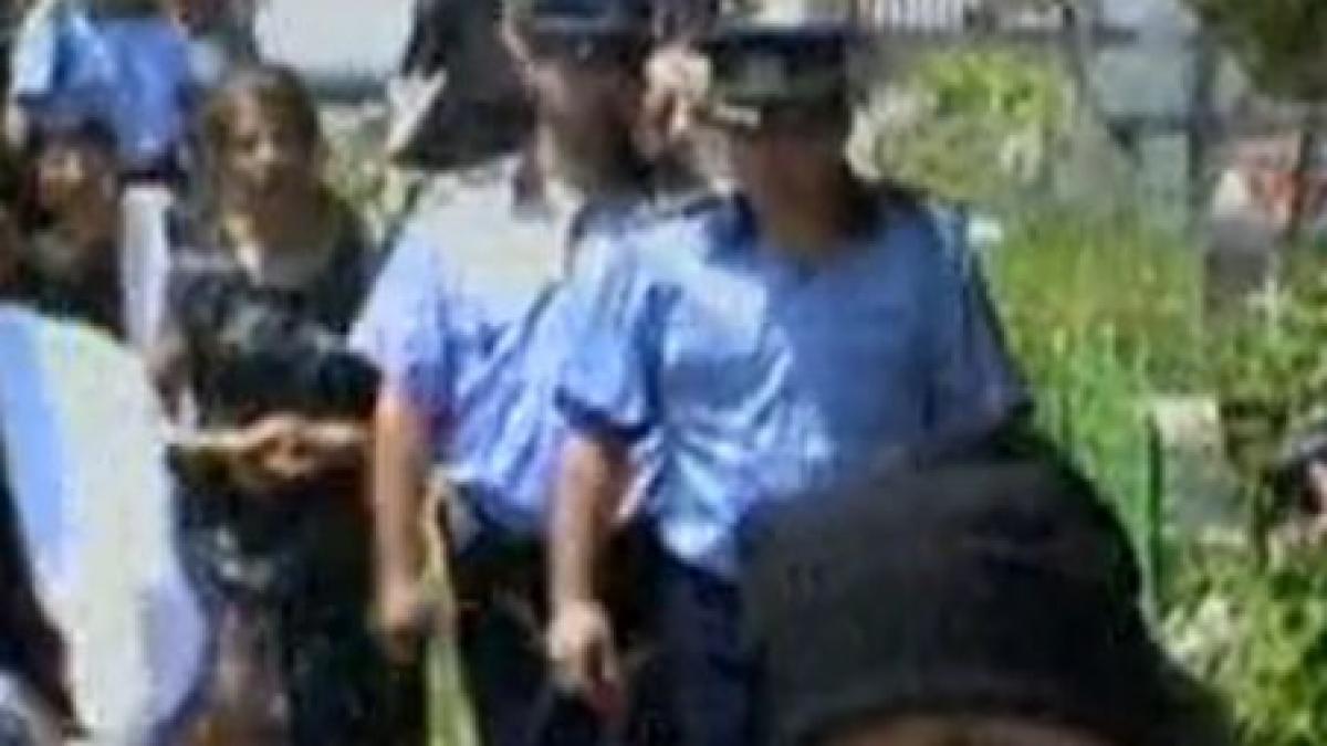 scandal la poarta cimitirului in localitatea ialomiteana reviga primarul s a imbrancit cu 2 preoti