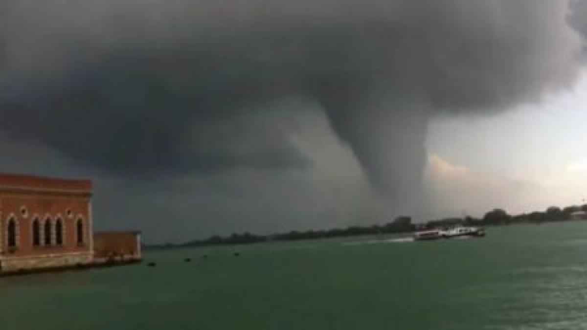 venetienii au crezut ca vine sfarsitul lumii o tornada extrem de puternica a distrus totul in calea