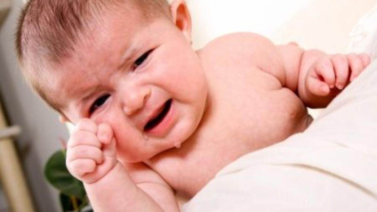 imagini uluitoare un copil de un an si jumatate a cazut dintr o masina in timpul unei urmariri