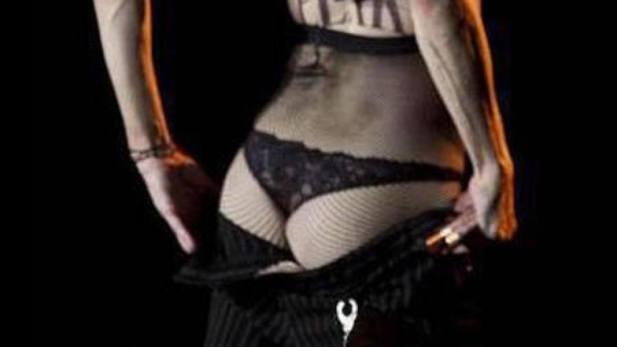 n arata rau la 53 de ani cea mai mare cantareata si a aratat posteriorul la un concert