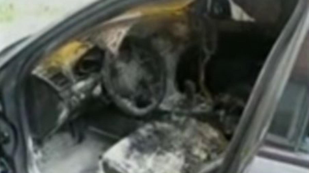 o masina a ars ca o torta intr o parcare din botosani focul ar fi fost pus intentionat