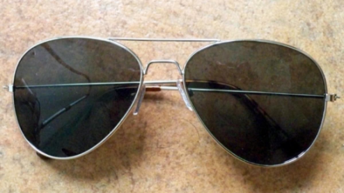 ochelarii de soare cumparati de pe tarabe bucati de plastic colorate