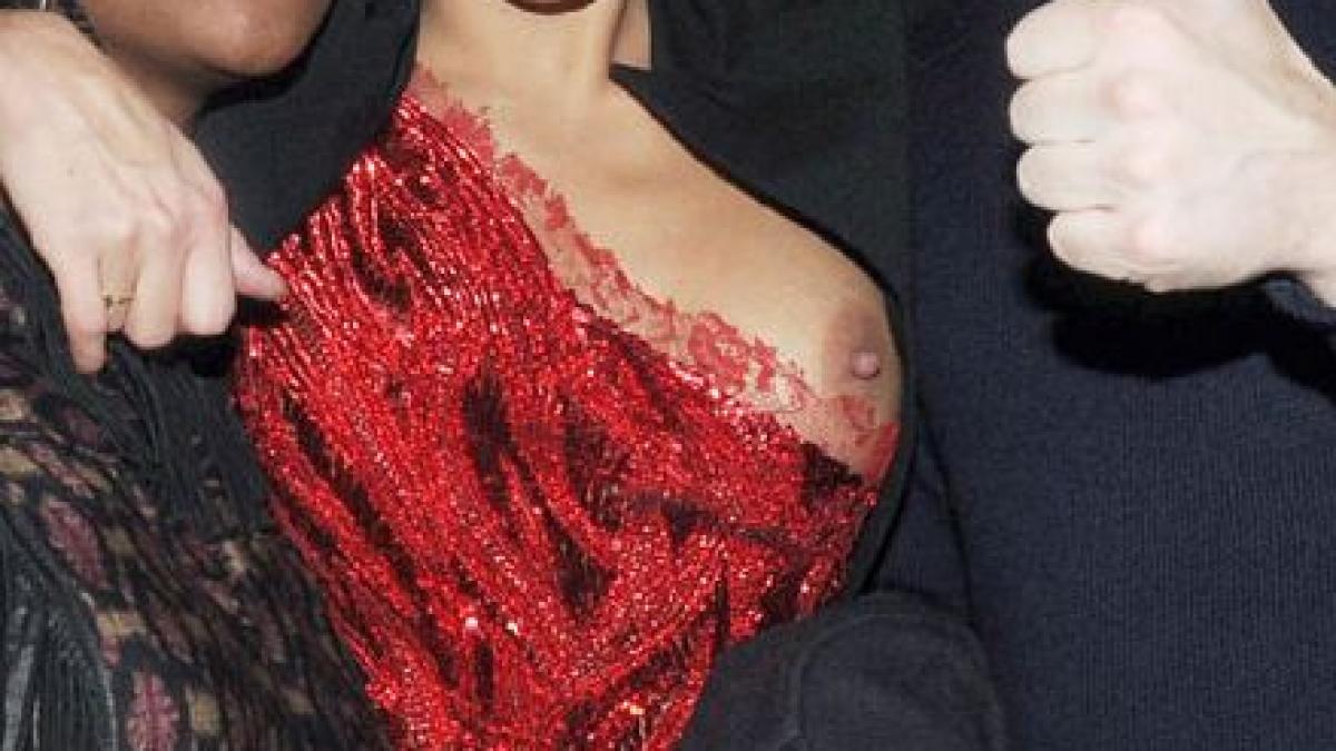 actrita zambea la poza si nu stia de ce toata lumea rade de ea iesise de sub rochie un mic vizitator