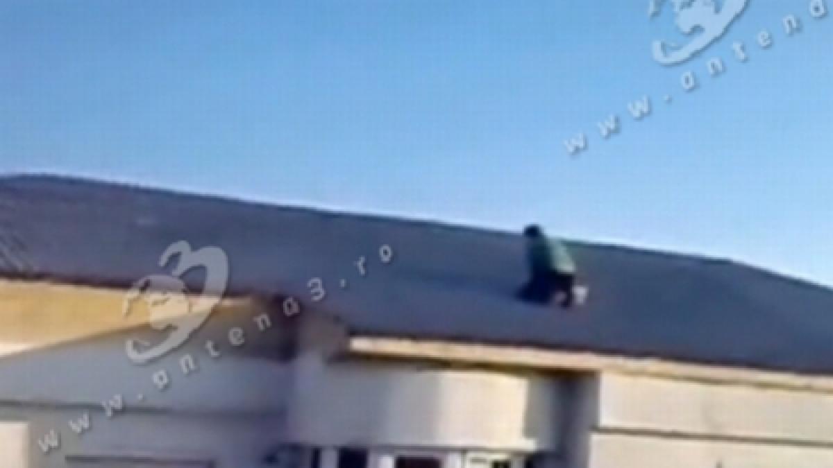 s a crezut spiderman si a ajuns la spital un elev a cazut de la etajul al doilea al scolii in timp