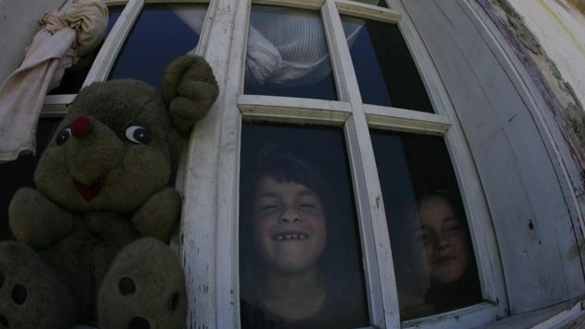 africa de langa bucuresti cand avem o bomboana o spargem in dinti si o impartim la trei