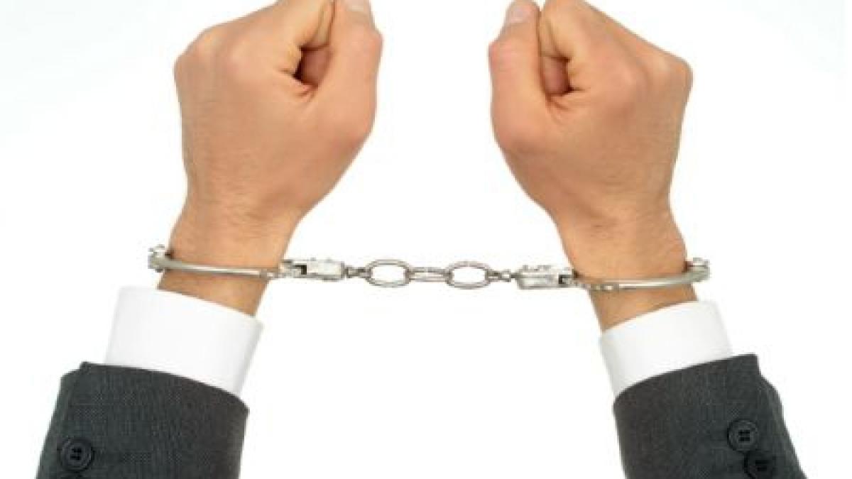 un inspector de la ipj constanta prins in timp ce primea 4 000 de euro mita ce suma uriasa a