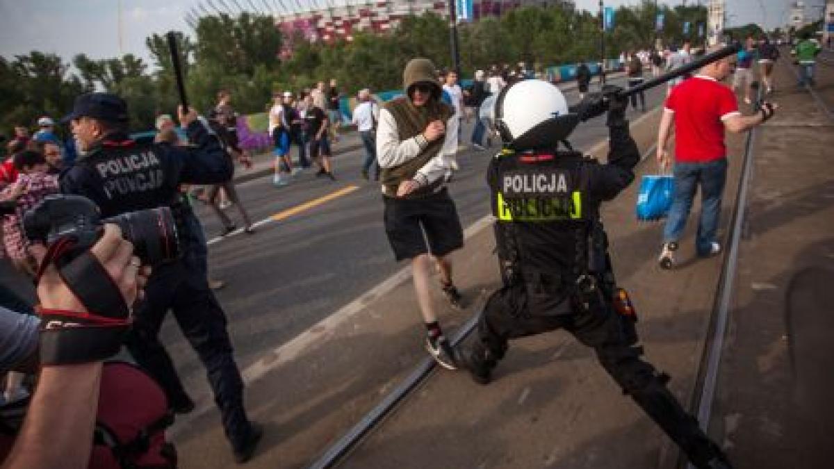 politia poloneza a arestat 72 de suporteri rusi inaintea meciului cu grecia