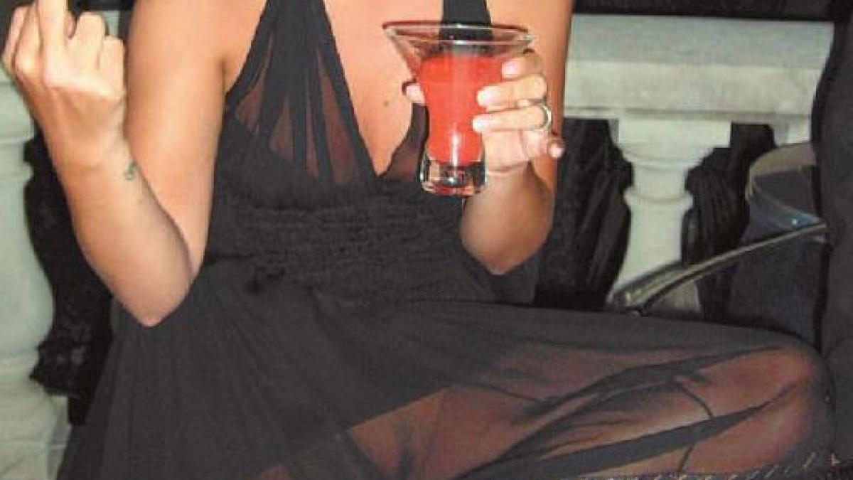 de sub rochia transparenta s a vazut un mic detaliu care i a dezarmat orice gest cantareata care a