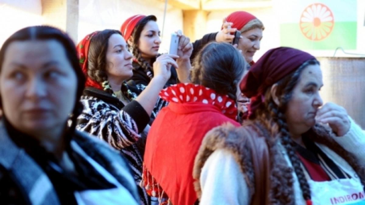 zeci de romi de origine romana au fost retinuti la frontiera dintre franta si elvetia