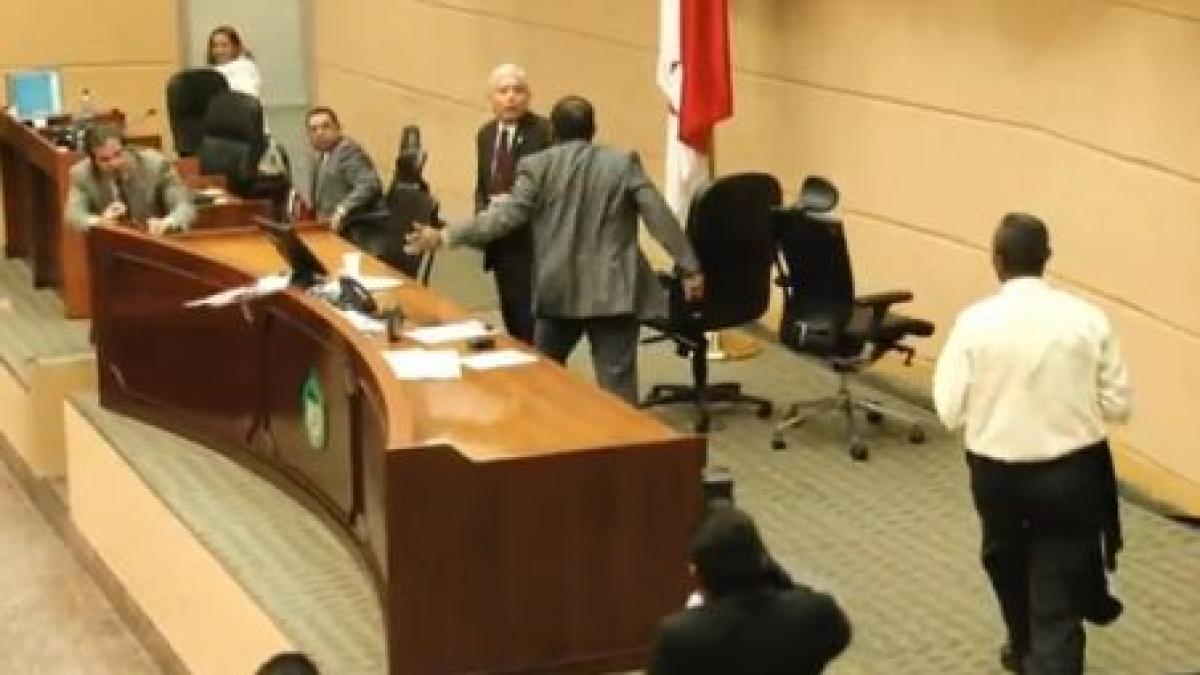 bataie in parlamentul panamez vezi de la ce s au incaierat deputatii din opozitie cu cei de la