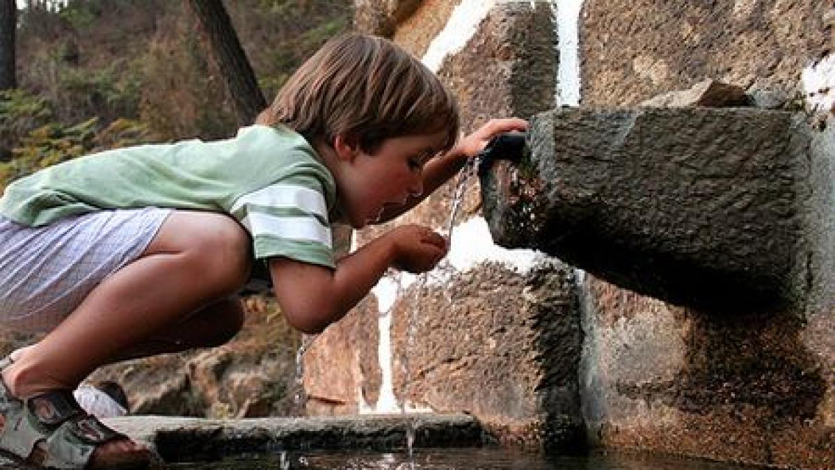 in toiul caniculei sufera de sete si nu au cu ce sa faca un dus au apa numai sase ore pe zi
