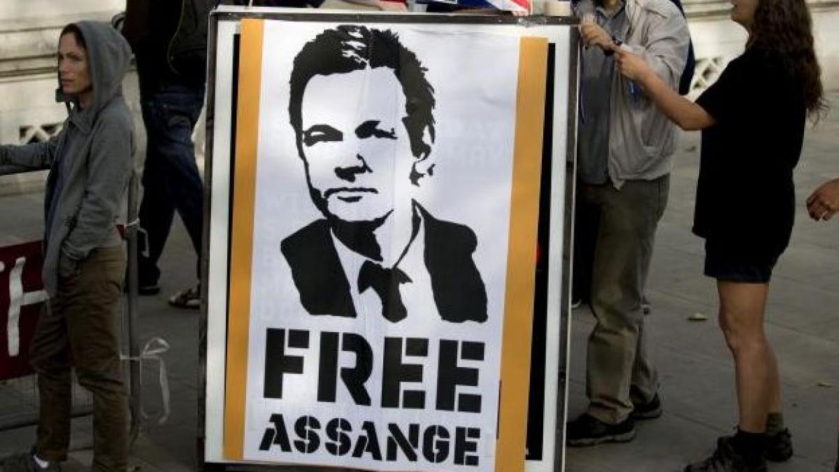 julian assange s a refugiat la ambasada ecuadorului din marea britanie si cere azil politic