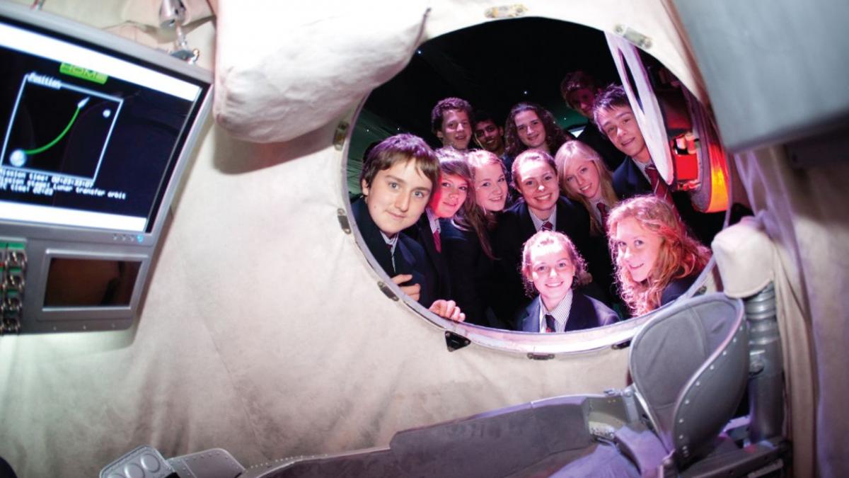 orice om va putea pasi pe luna in cativa ani singura conditie sa ai 100 de milioane de lire la