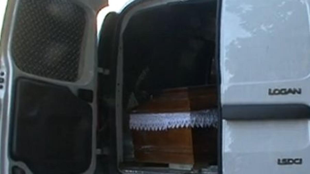 protest cu sicriul la parlament trupul romanului mort in greva foamei plimbat prin fata senatului