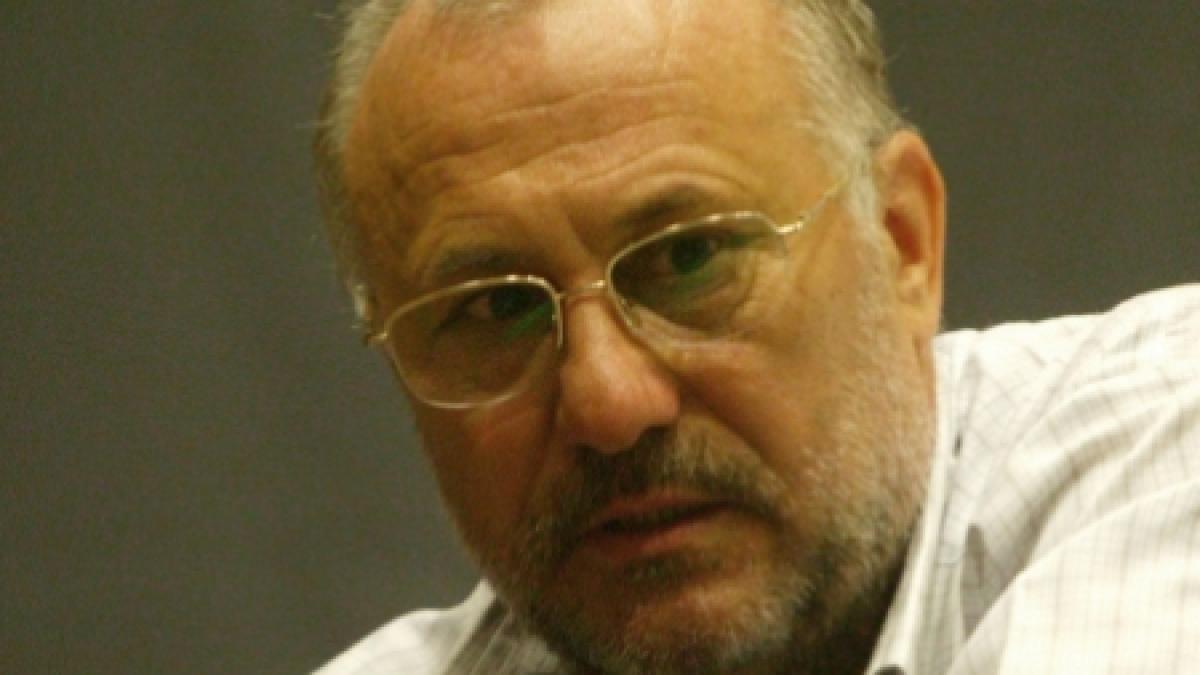 un fost revolutionar impreuna cu fiul sau si sotia judecati pentru spalare de bani