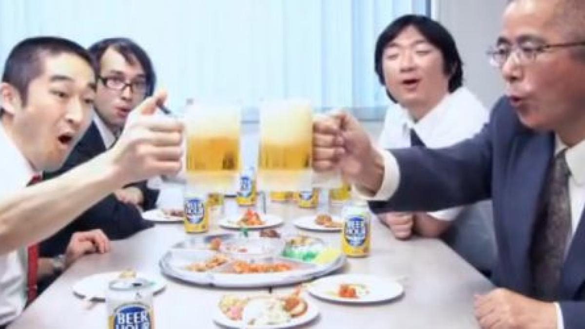 vezi aici cum arata halba de bere care face singura spuma