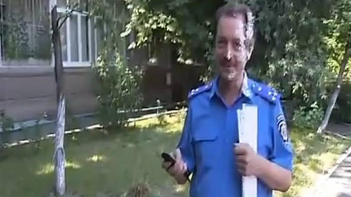 femen loveste din nou un oficial al ministerului de interne din kiev a fost atacat cu un tort