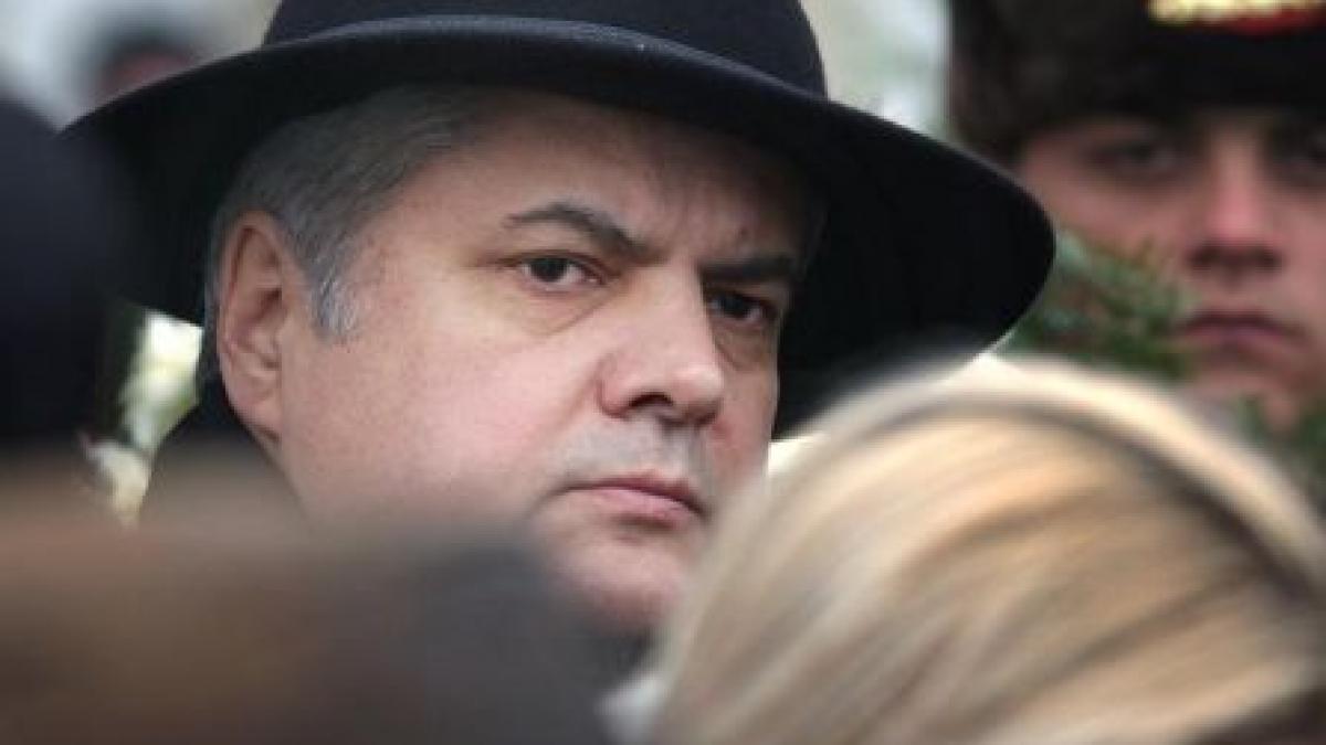 reactii in cazul tentativei de sinucidere a lui adrian nastase doi studenti au protestat in curtea