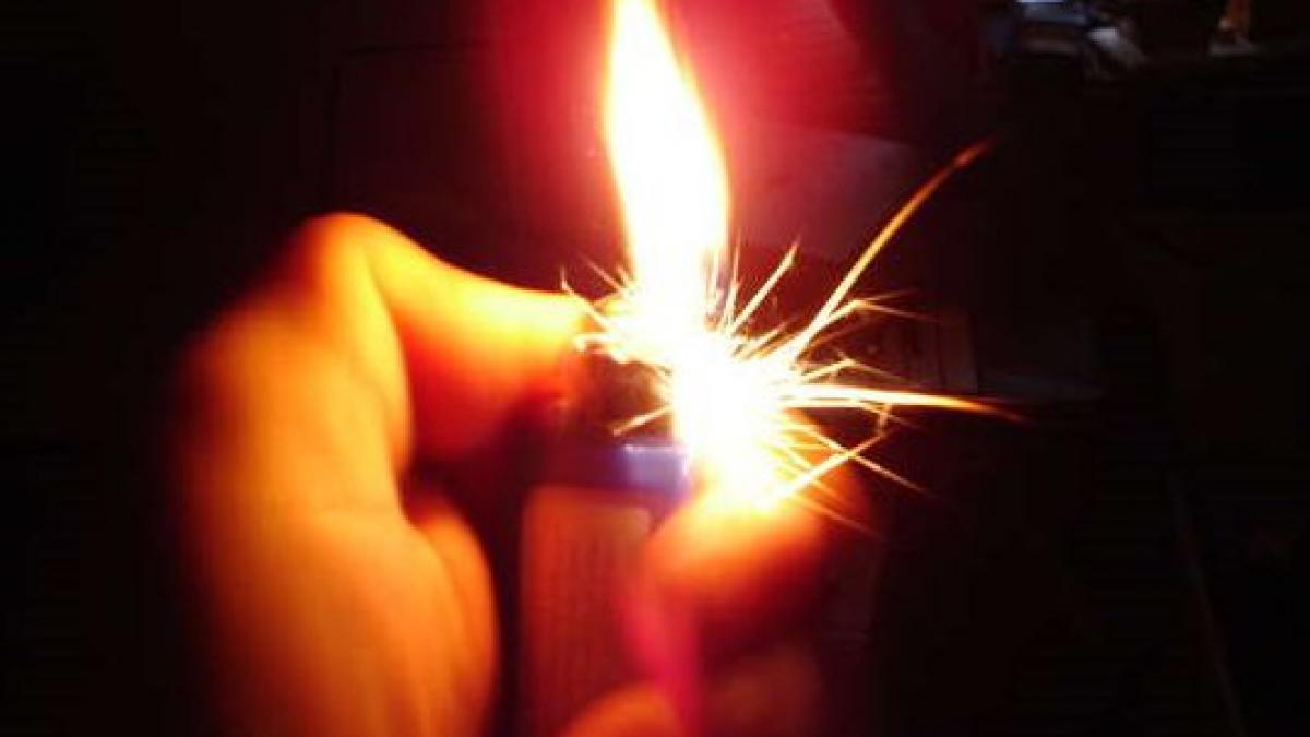 a mers catre pompa de benzina si a stropit hainele si a aprins o bricheta gestul disperat al unui