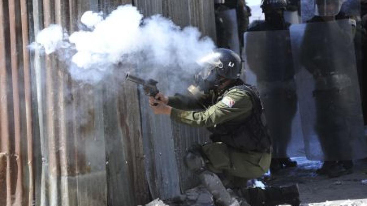 ciocniri violente intre politisti si unitatile de interventie antiproteste in capitala boliviei