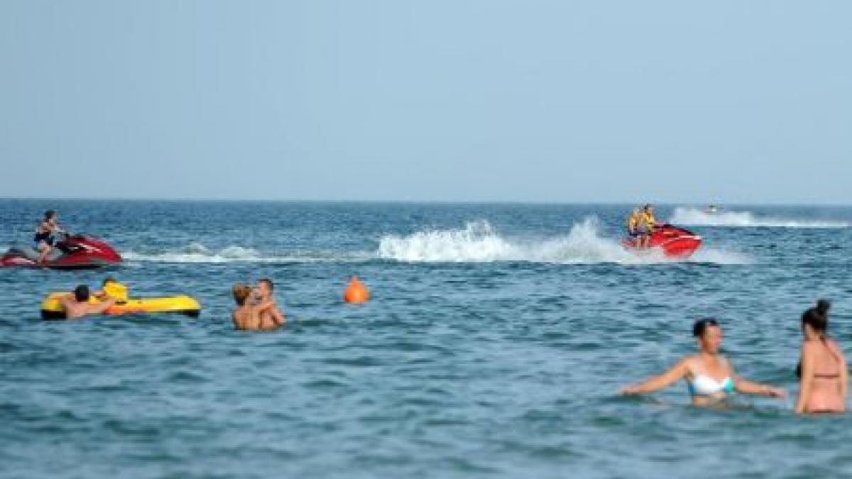 peste 40 000 de turisti pe litoral comerciantii au facut profit in cateva ore cat pentru o saptamana
