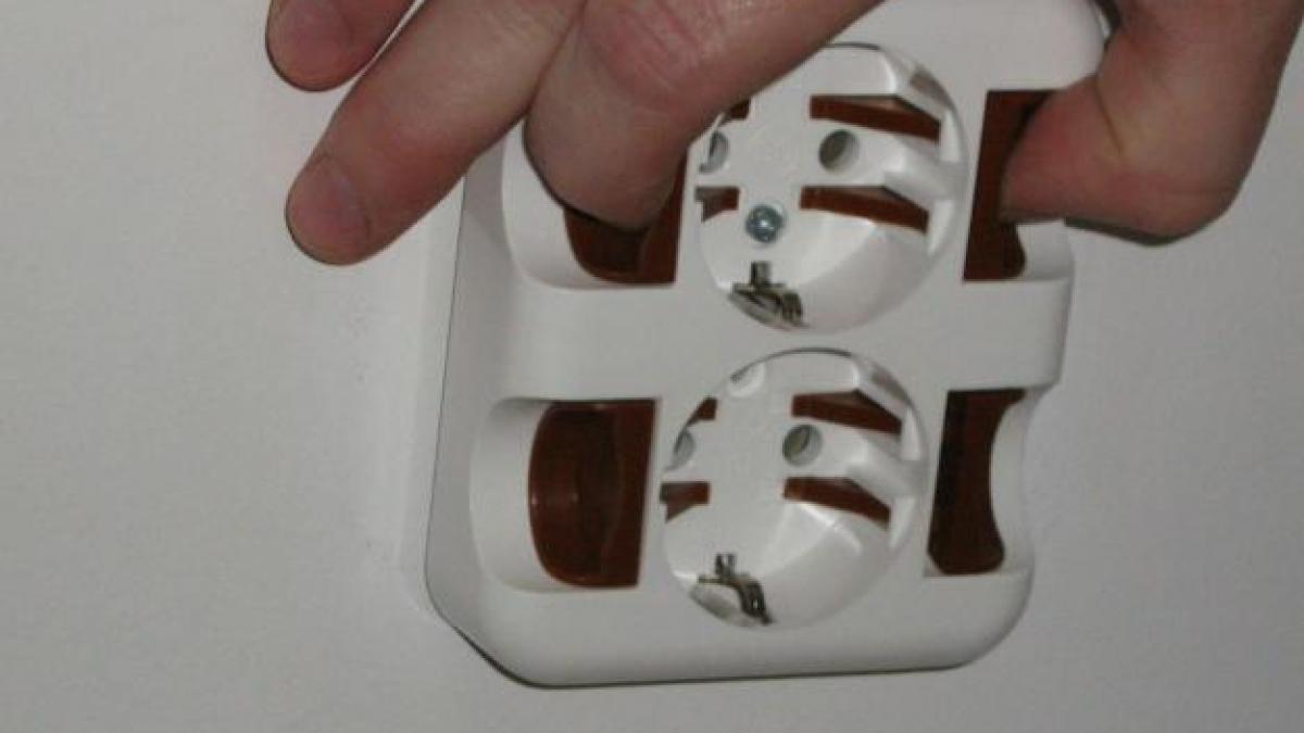 un bucurestean a murit electrocutat incercand sa monteze un stecher