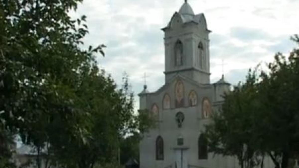 scandal monstru la o biserica din bacau vechiul preot a fost gonit din parohie iar oamenii n au