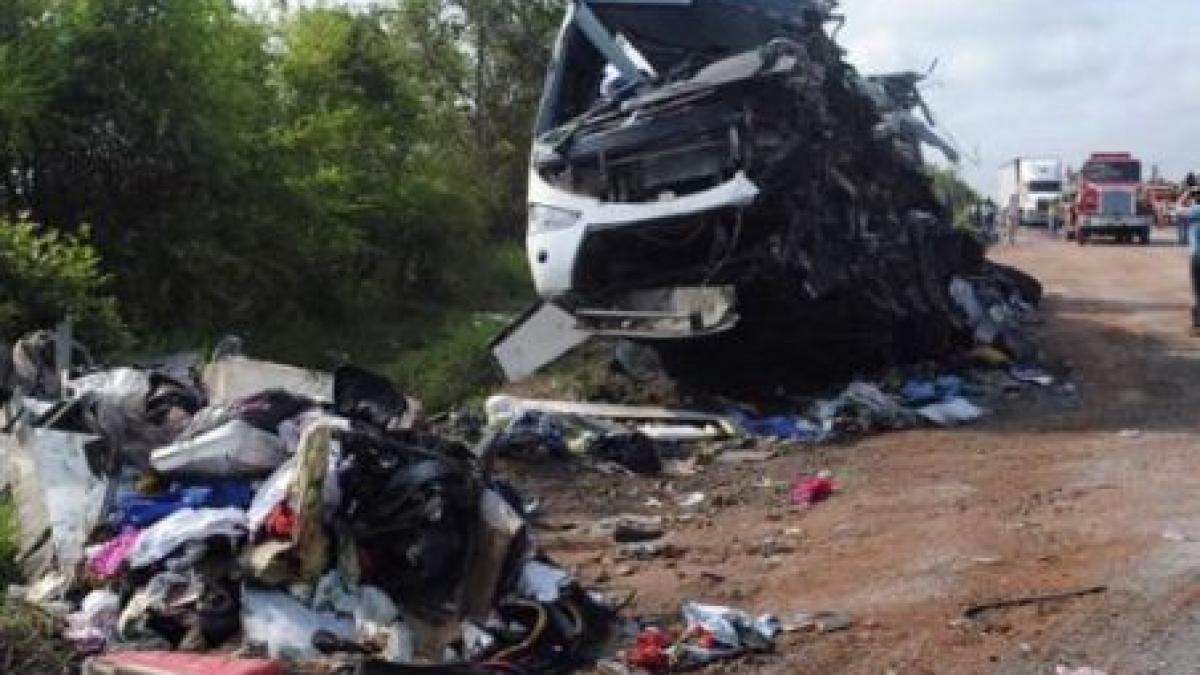 cel putin 26 de morti si 23 de raniti dupa prabusirea unui autobuz intr o prapastie din mexic