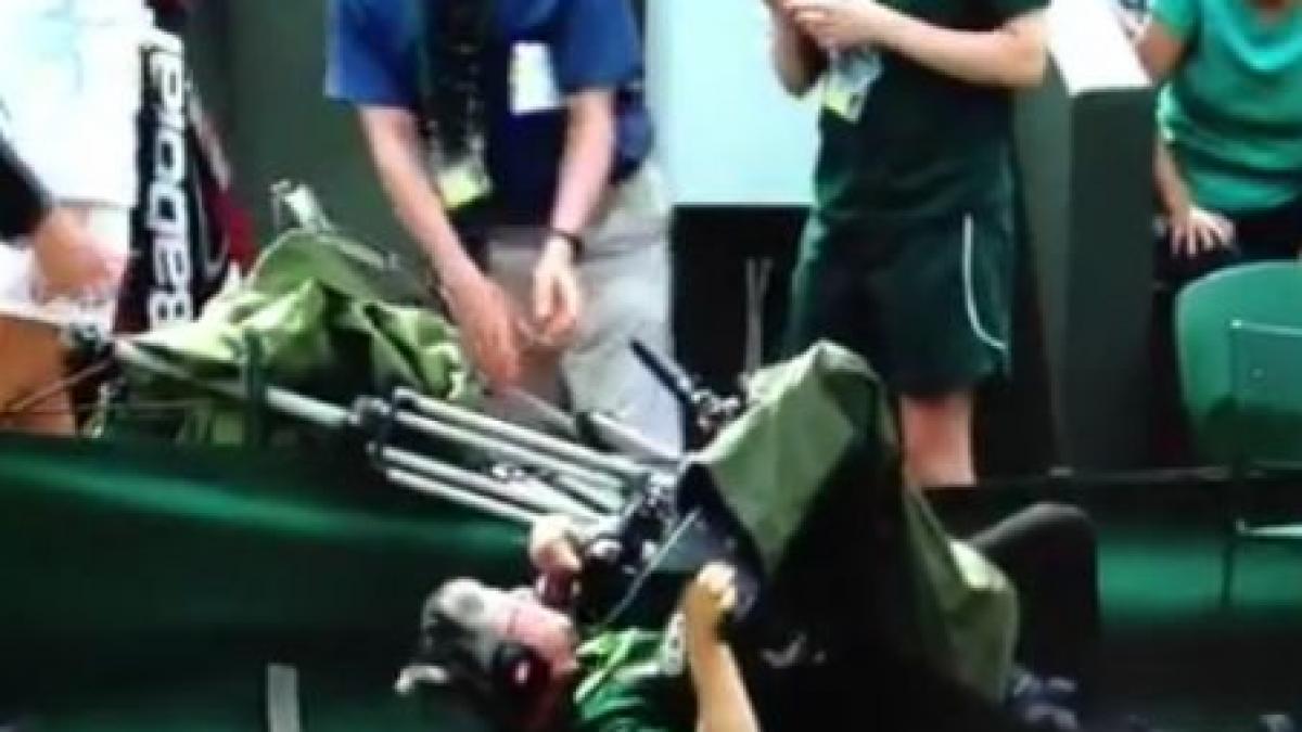 moment amuzant la wimbledon 2012 cum a ajuns un cameraman vedeta meciului castigat de rusoaica