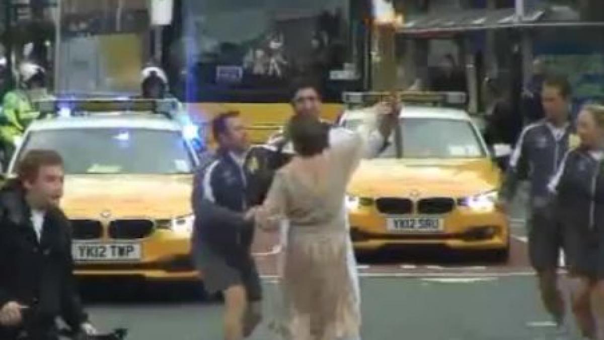 o italianca a incercat sa atinga torta olimpica purtata de romanul dan alexandru dumitru prin