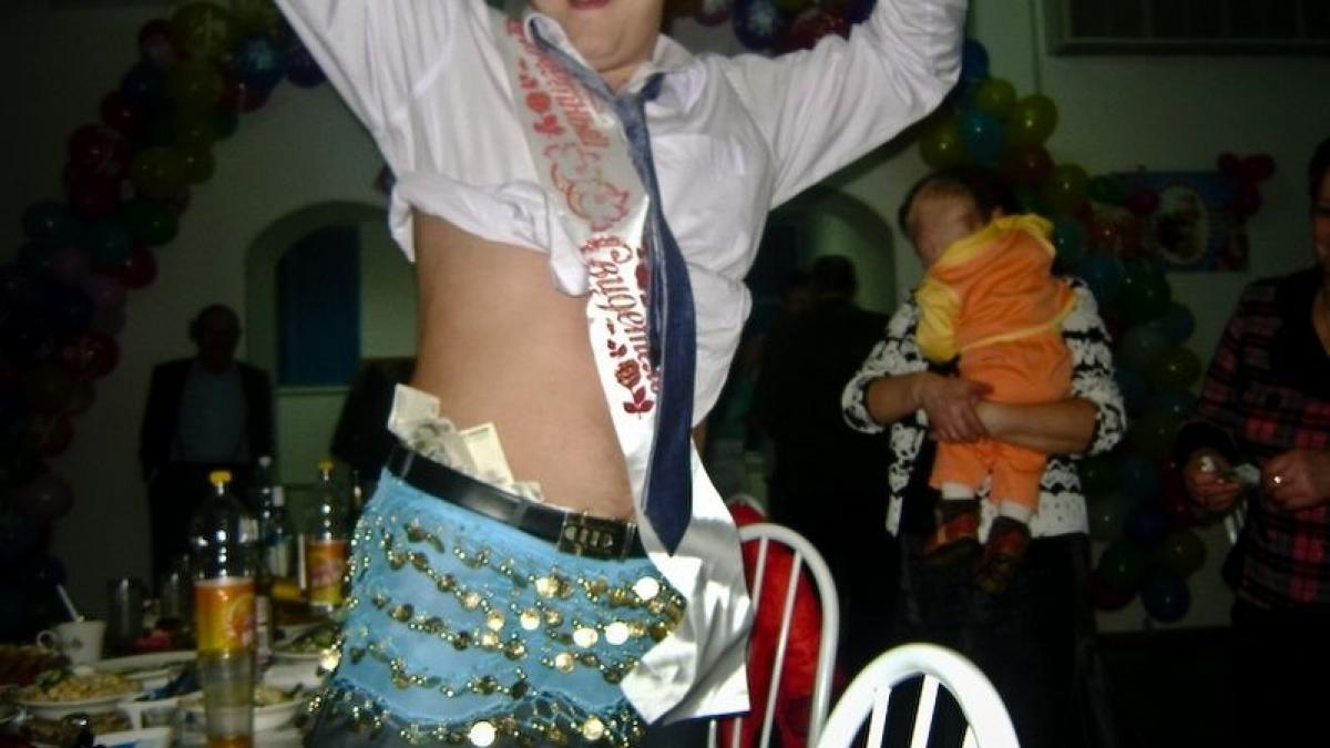 140 de milioane de oameni au ras de petrecerea burlacilor varianta ruseasca sex alcoolizata la