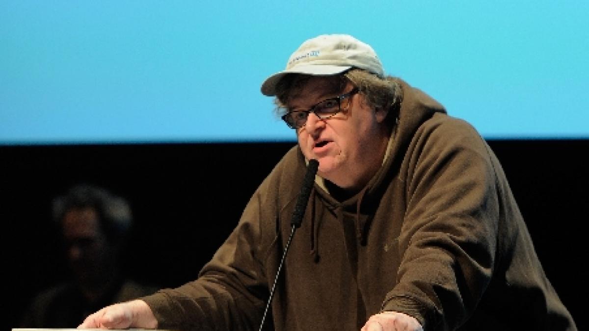 michael moore si oliver stone cer ecuadorului sa acorde azil politic jurnalistului julian assange