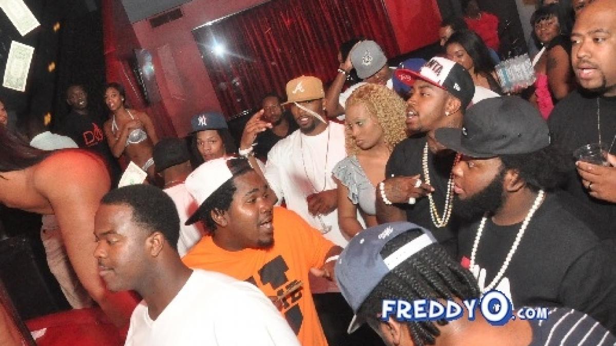 vezi in fundal unde si a dus iubita la o intalnire romantica barbatii au facut din el un exemplu