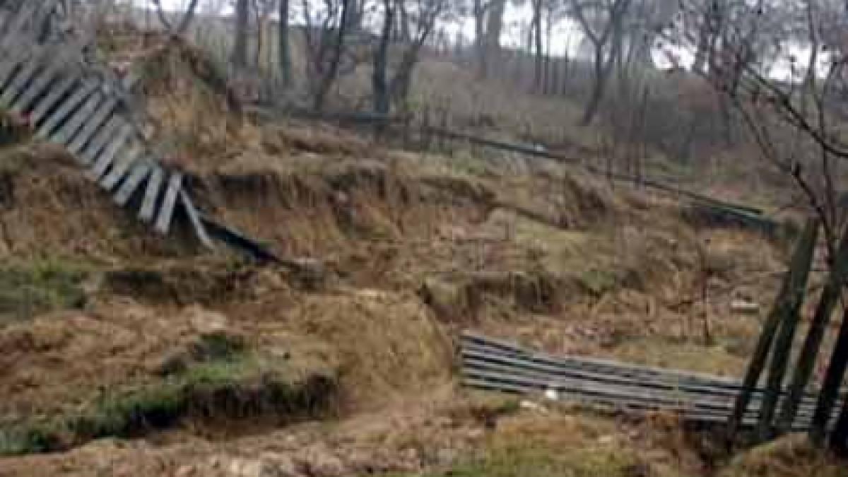 alunecarile de teren din bangladesh au provocat moartea a peste 50 de persoane