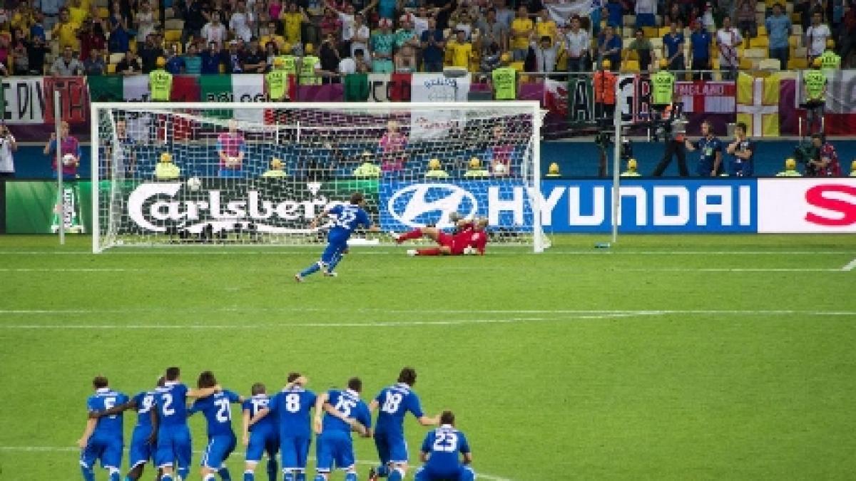 el este milionarul englez care si a aratat cucul de la peluza in timpul loviturilor de departajare