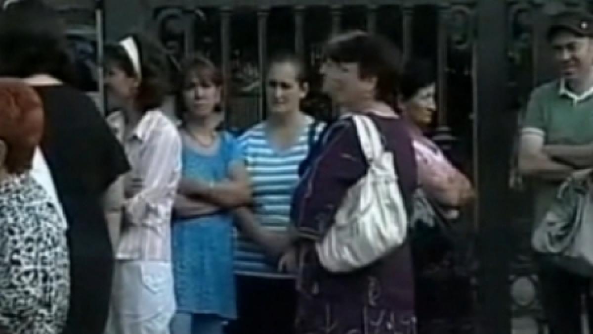 zeci de parinti protesteaza in fata ministerului educatiei vezi aici nemultumirile lor