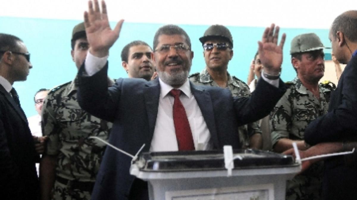 presedintele ales al egiptului in polemica cu armata pe tema depunerii juramantului