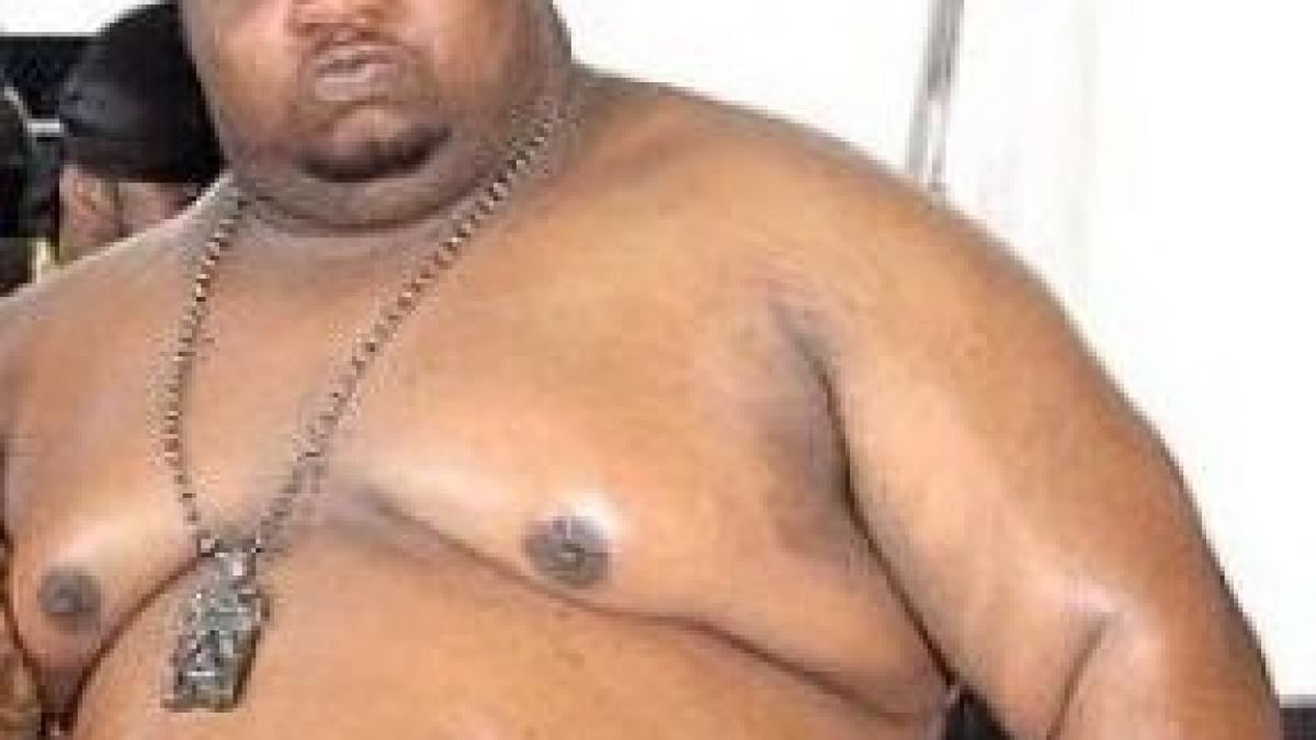 grasutul e pe val stai sa vezi langa cine s a pozat in sala de forta e idolul lui si vrea sa arate