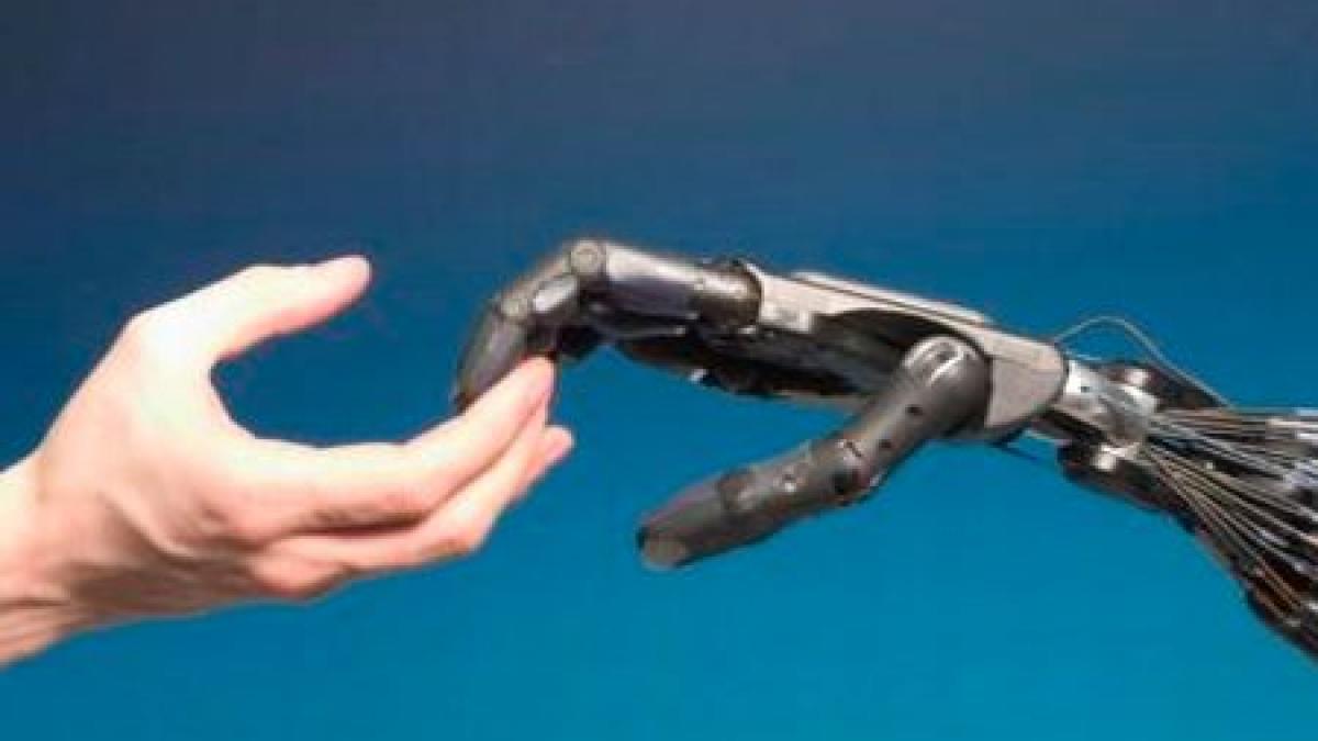 un tanar care face cinste romaniei a creat o mana bionica si ne va reprezenta la un concurs