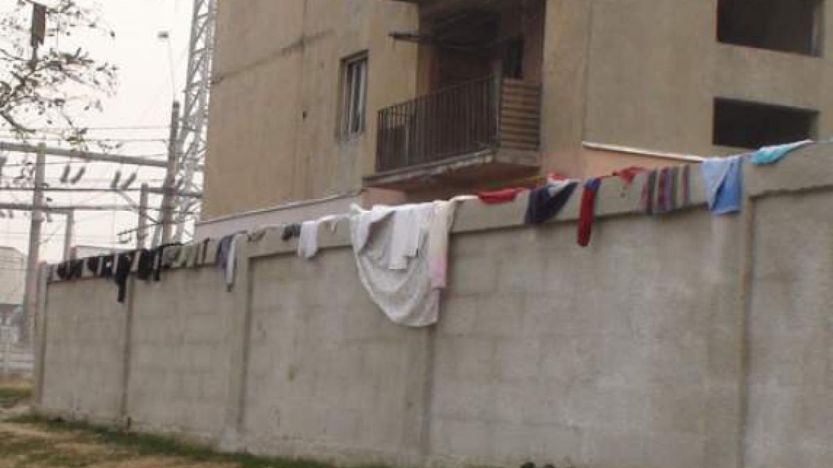 reuters il acuza pe primarul din baia mare de discriminare dupa ce a ridicat un zid in jurul unui