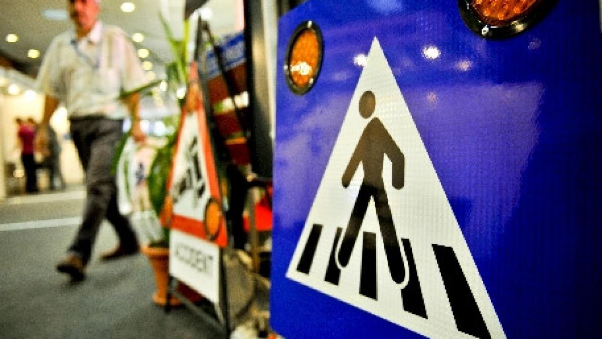 mamaia doua fetite au fost lovite pe trecerea de pietoni de o masina de lux