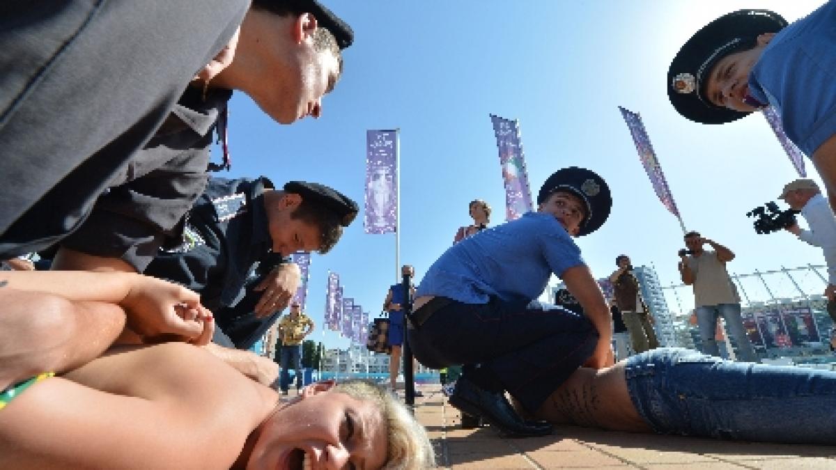 sase militante ale miscarii femen au protestat fata de prezenta presedintelui belarusului la finala