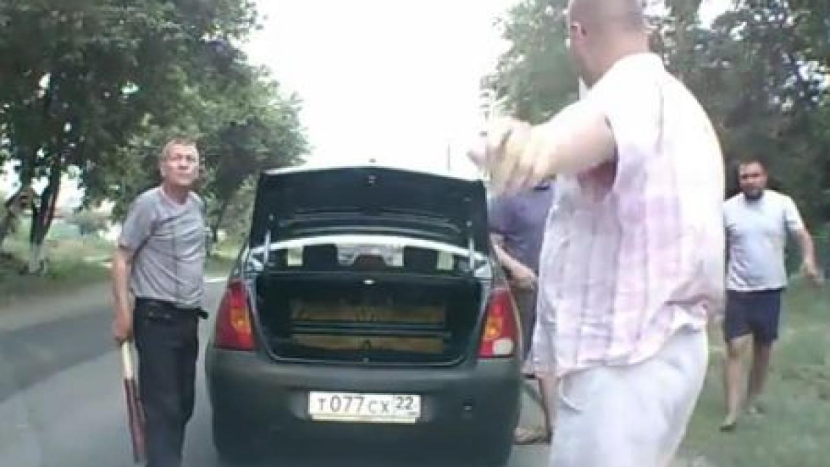 imagini din jungla rutiera unul cu bata de baseball si altul cu toporul vezi ce a iesit