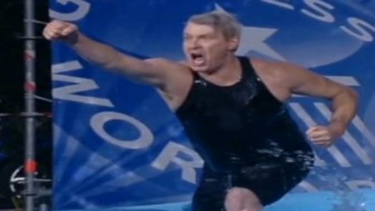 nebunie curata a sarit de la 11 metri intr o piscina cu 30 de centimetri de apa